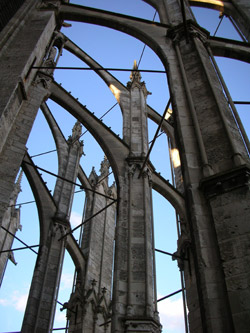 Tirants en acier entre les arcs-boutants de la cathédrale de Beauvais © P. Dillmann - CNRS