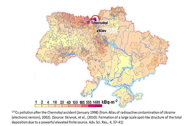Localisation de la zone d’exclusion autour de la centrale de Tchernobyl (cercle rouge) sur la carte de la contamination en césium 137 de l’Ukraine suite à l’accident de 1986