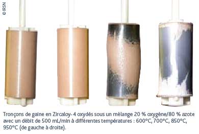 Tronçons de gaine en Zircaloy-4 oxydés sous un mélange 20 % oxygène/80 % azote avec un débit de 500 mL/min à différentes températures : 600°C, 700°C, 850°C, 950°C (de gauche à droite).