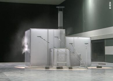 Visualisation par injection de fumée d’une inversion de fuite externe lors d’un essai en soufflerie pour une vitesse de vent de 105 km/h environ.