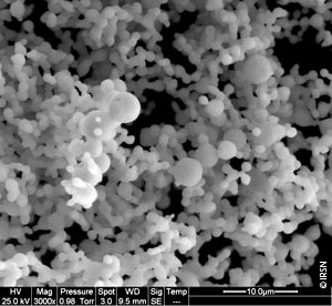 Image au microscope électronique des particules d’iodure de césium collectées sur un filtre de sortie à 150° C du banc Gaec (thèse de M. Gouëllo).