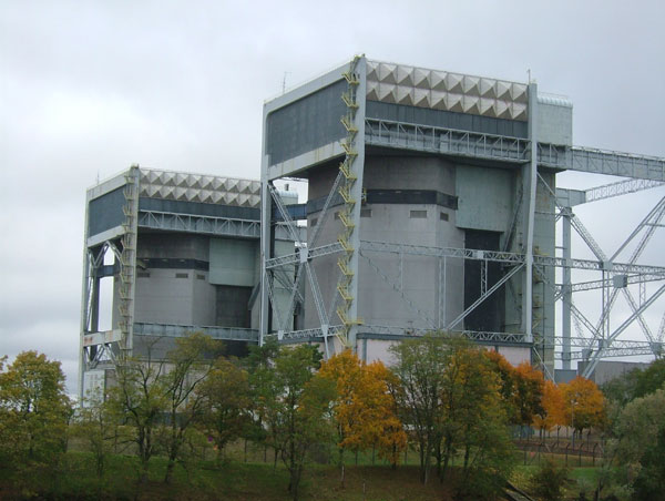 Les deux anciens réacteurs de la filière graphite-gaz de Saint-aurent-des-Eaux 