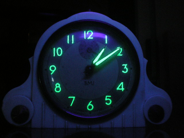 Ancienne horloge fluorescents par incorporation de sels de radium