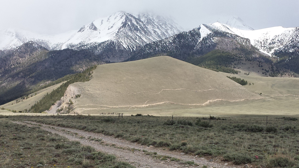 Rupture de surface du séisme de Borah Peak (1983, USA, Idaho, Mw 6,9), encore visible en 2016 (liseré ocre au pied de la colline).  © Photo IRSN/S. Baize