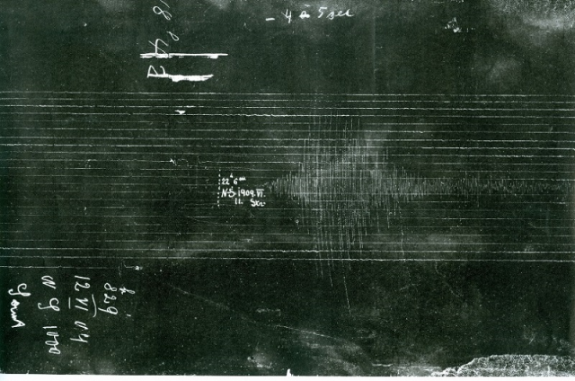Enregistrement du séisme de Lambesc en 1909 à l’Observatoire de Strasbourg sur un tambour portant un papier noirci au noir de fumée - composante Nord-Sud.  (Crédit photo : Valérie Hansel – MediHAL archives ouvertes).