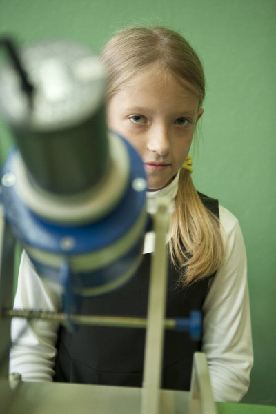 Une petite fille passe un examen médical pour trouver des traces de césium 137 à l'école de Novozybkov.