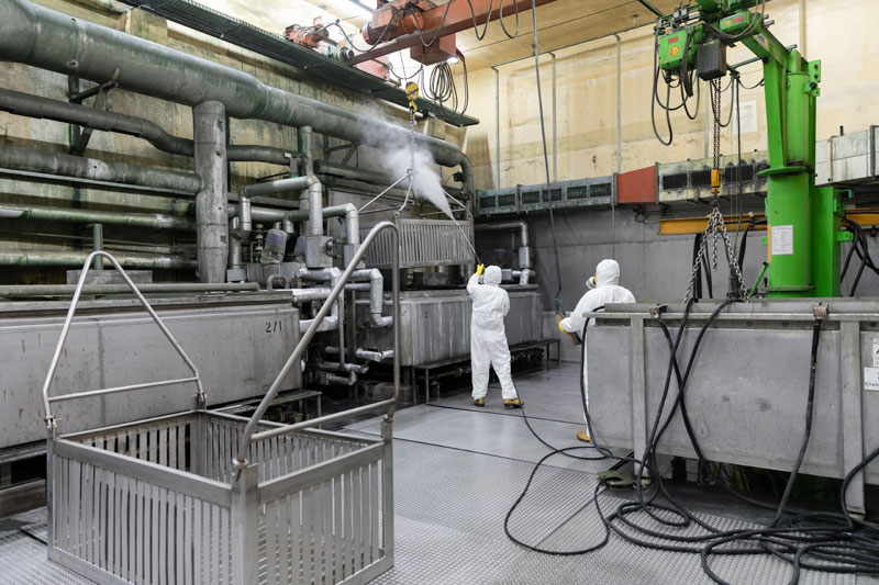 Atelier de décontamination chimique des équipements et de structures sur le chantier de démantèlement de la centrale de Greifswald, en Allemagne