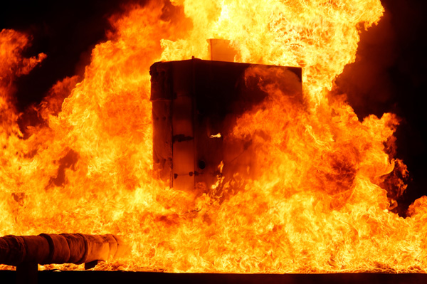 À Verneuil-en-Halatte (Oise), l'IRSN a mené en 2012 un programme expérimental visant à caractériser la combustion du bois présent dans la structure des capots amortisseurs de chocs des colis, à l'issue d'un incendie. À cet effet, un spécimen de capots à échelle réelle a été fabriqué.