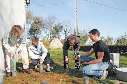 Des experts mesurent la concentration du radon dans le sol chez un particulier.