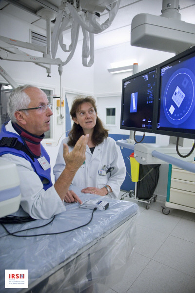 A l'hôpital Lariboisière à Paris, Cécile Salvat (radiophysicienne) et Jean-Luc Rehel (expert IRSN) évaluent la qualité de l'image en radiologie interventionnelle