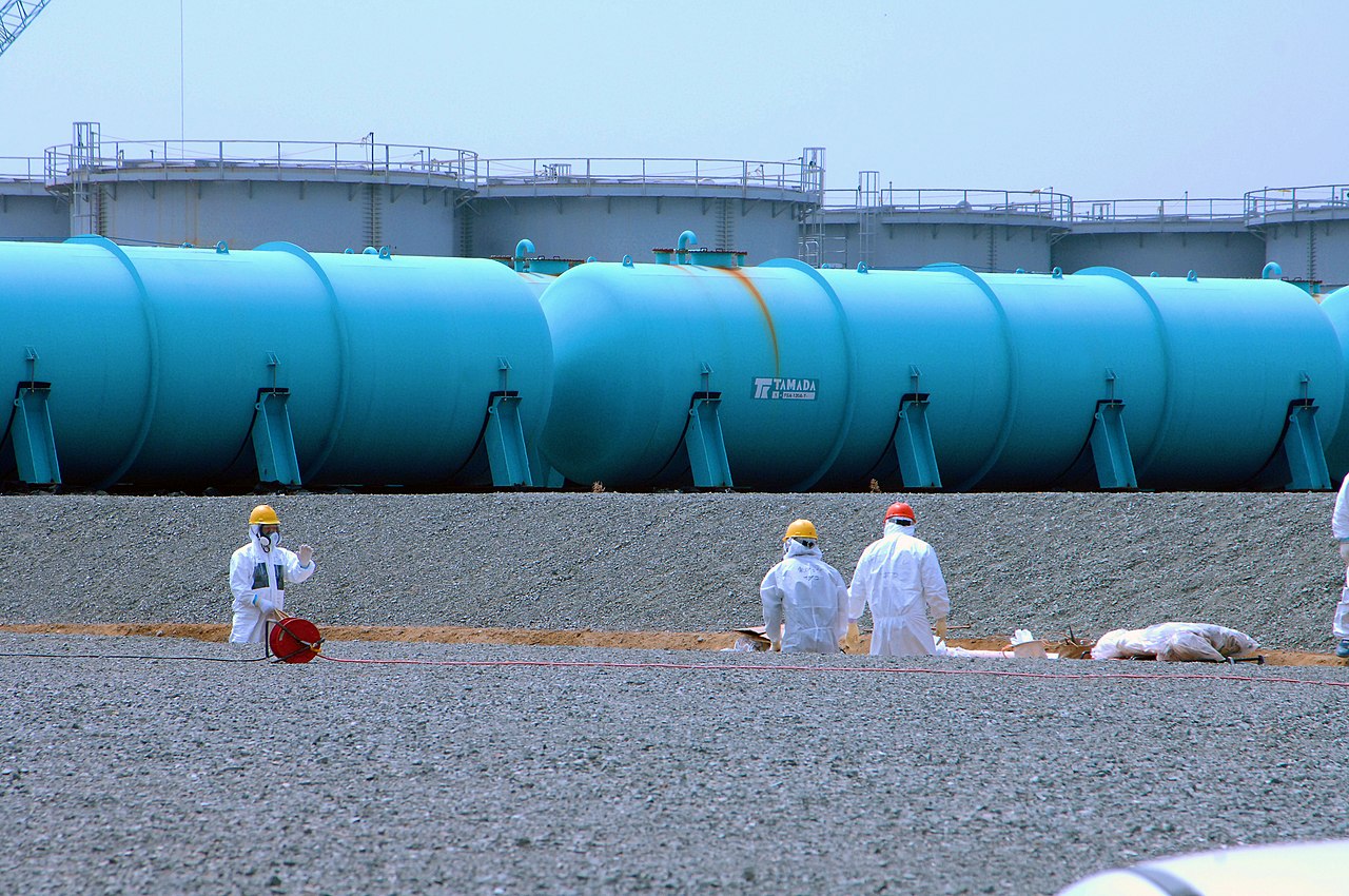 Des ouvriers de la centrale nucléaire de Fukushima Daiichi de TEPCO travaillent dans les piscines souterraines de stockage de l'eau, le 17 avril 2013. Photo Credit: Greg Webb / IAEA