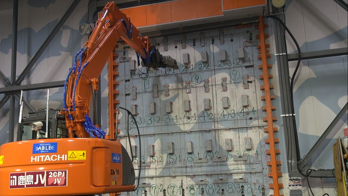 Intervention à la centrale de Fukushima Daiichi : création d'une ouverture afin d'accéder au réacteur 2. (©TEPCO)