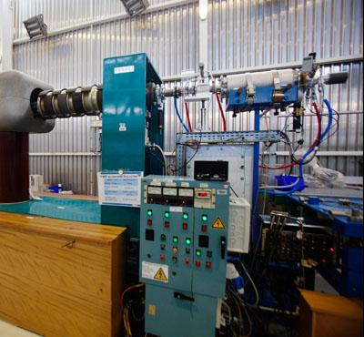 Accélérateur T400 dédié à la production de champs quasi-monoénergétiques intenses ((c) Francesco Acerbis/IRSN)