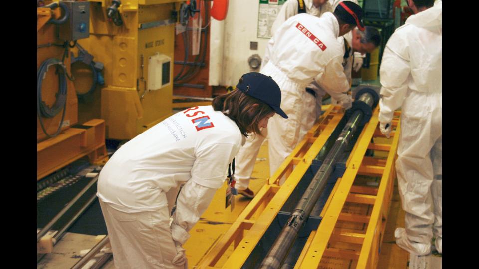 ​Déballage du dispositif dans le hall du réacteur et inspection par Christelle Manenc, chef de projet CABRI CIP au L2EP à l'IRSN. (c) Gilles Bertin-Maghit / IRSN