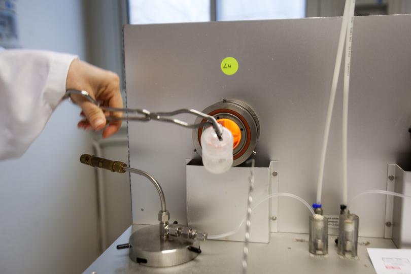 four du LMRE de la nacelle contenant l’échantillon solide dont le tritium lié (TOL) doit être mesuré. © Francesco Acerbis/IRSN 