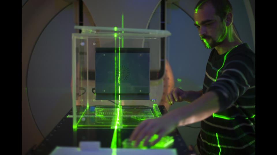 Alphée - incubateur (cube en plexiglas) qui permet de garder les échantillons de cellules à 37 °C. © Francesco Acerbis/IRSN