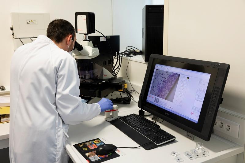 Irsn- laboratoire Paterson - David Suhard, technicien en biologie, référent SIMS, prépare des échantillons en utilisant un microscope photonique couplé à un système de microdissection laser