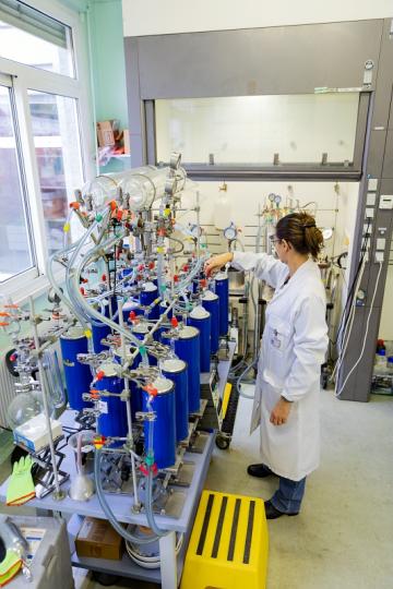 IRSN - Préparation de la mesure du carbone 14 par synthèse benzénique. Christèle Wampach-Aubert, technicienne chimiste, contrôle les pressions sur les manomètres. Elle manipule des bombes de Parr de combustion à oxygène sous pression pour l'étape de trimérisation des échantillons. L'azote permet de piéger les gaz - © Médiathèque IRSN