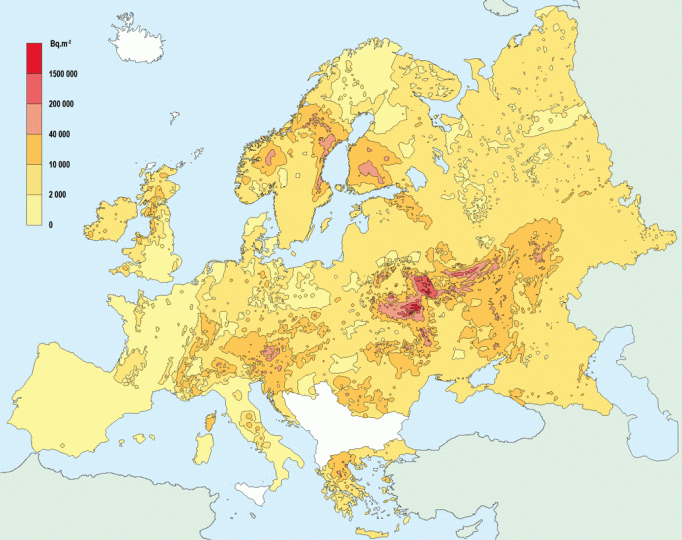 Carte des dépôts de césium 137 à l'échelle de l'Europe. Source : Atlas européen EC/IGCE 1998 et IRSN. Aucune donnée n'est disponible pour les Balkans.