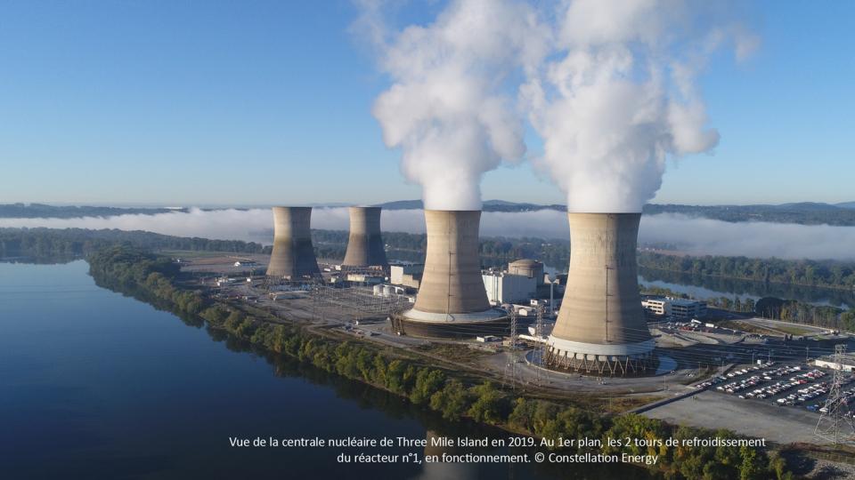Vue aérienne de la centrale de Three Mile Island en 2019. Au 1er pla, les 2 tours de refroidissement du réacteur n°1, en fonctionnement.