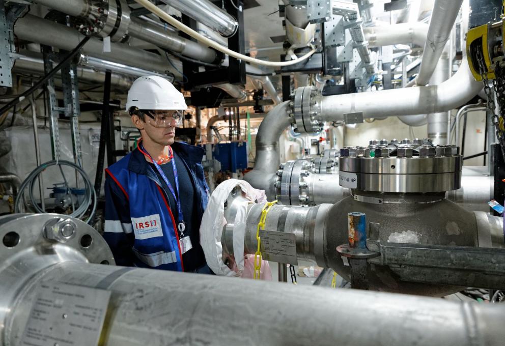 contrôle d'une vanne EVU dans le bâtiment réacteur (BR) de l'EPR de Flamanville
