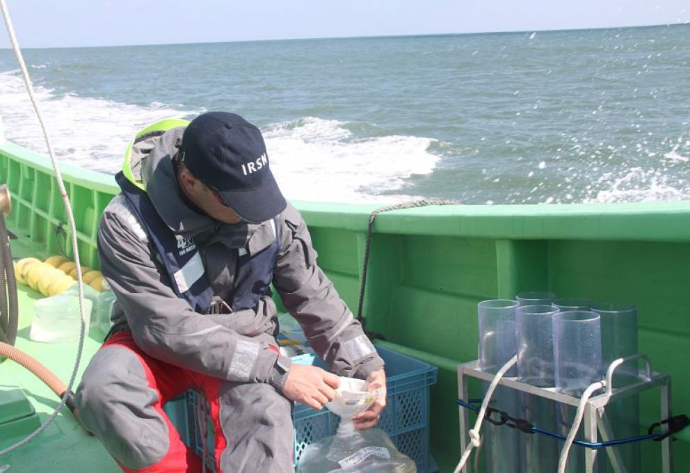 Franck Giner, technicien de l'environnement au Laboratoire d'études radioécologiques en milieu continental et marin (LERCM), filtre l'eau de mer prélevée - © Médiathèque IRSN