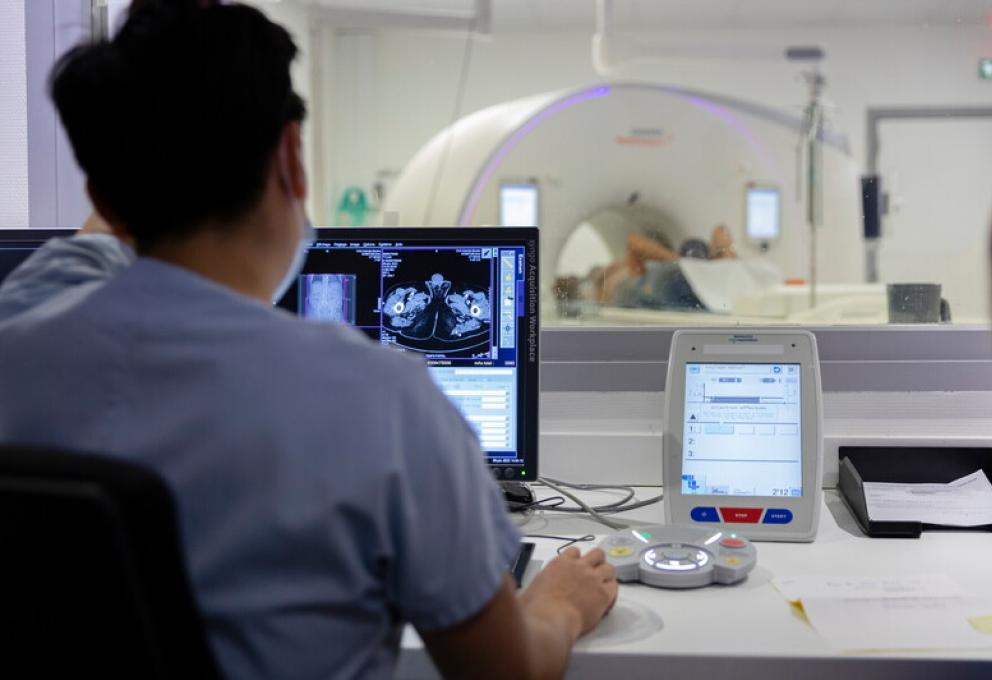 IRSN - Examen dans la salle de scanner de l'hôpital Bicêtre - ©  Philippe Dureuil/Médiathèque IRSN