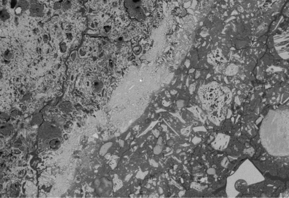 Image au microscope éléctronique à balayage d'une matrice cimentaire
