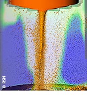 Visualisation d'une simulation 3D par le logiciel MC3D de la dispersion du corium (en rouge) dans l'eau (dgrad bleu/blanc) contenu dans le puits de cuve en cas de percement central du fond de la cuve. Les points oranges et noirs reprsentent les gouttes