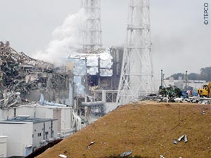 Racteurs 3 et 4 de la centrale de Fukushima Daiichi en mars 2011.