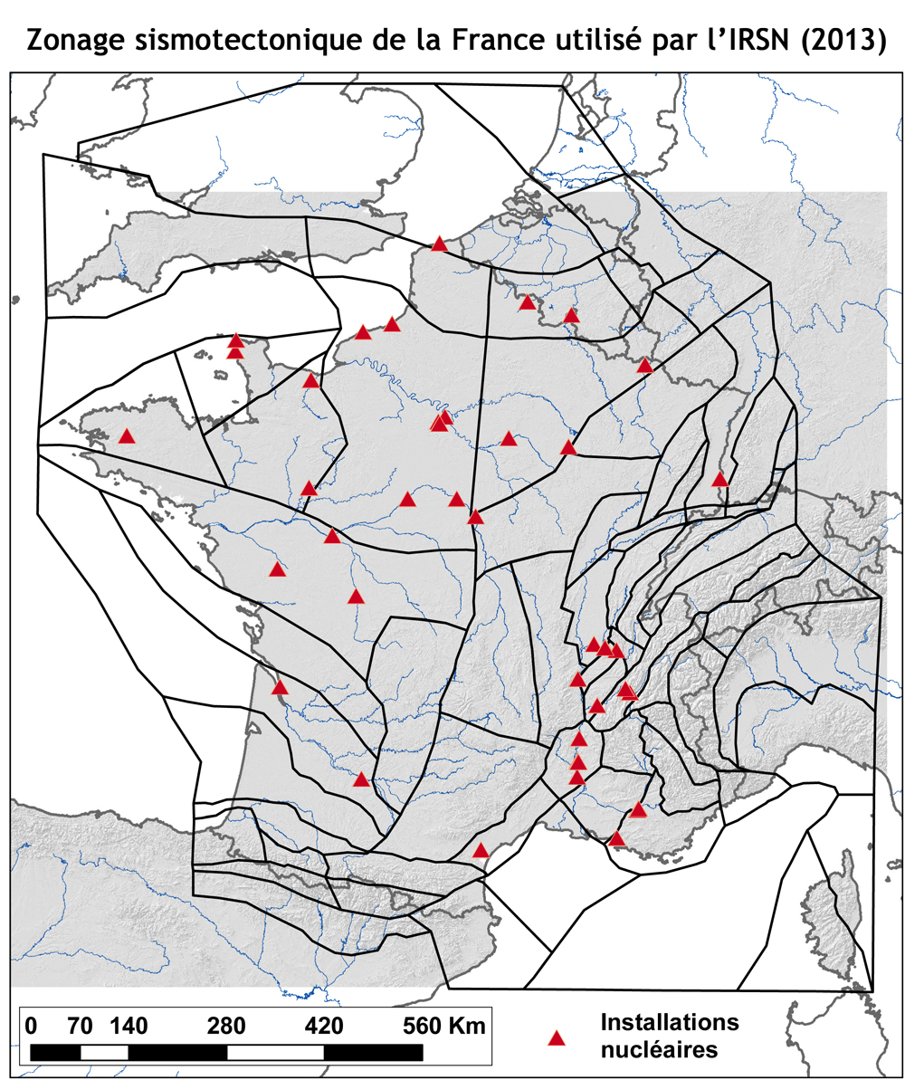 Le zonage sismotectonique de la France utilisé par l’IRSN, produit à partir de la synthèse de données géologiques, géophysiques et sismologiques. Par définition, les séismes qui se sont produits dans une zone pourraient se reproduire n’importe où dans cette zone. Selon ce zonage, la France métropolitaine comporte 66 zones sismotectoniques. Les triangles rouges indiquent la localisation des installations nucléaires (IRSN). 