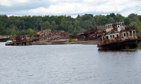 Port de Pripiat (affluent du Dniepr) et les bâteaux contaminés abandonnés
