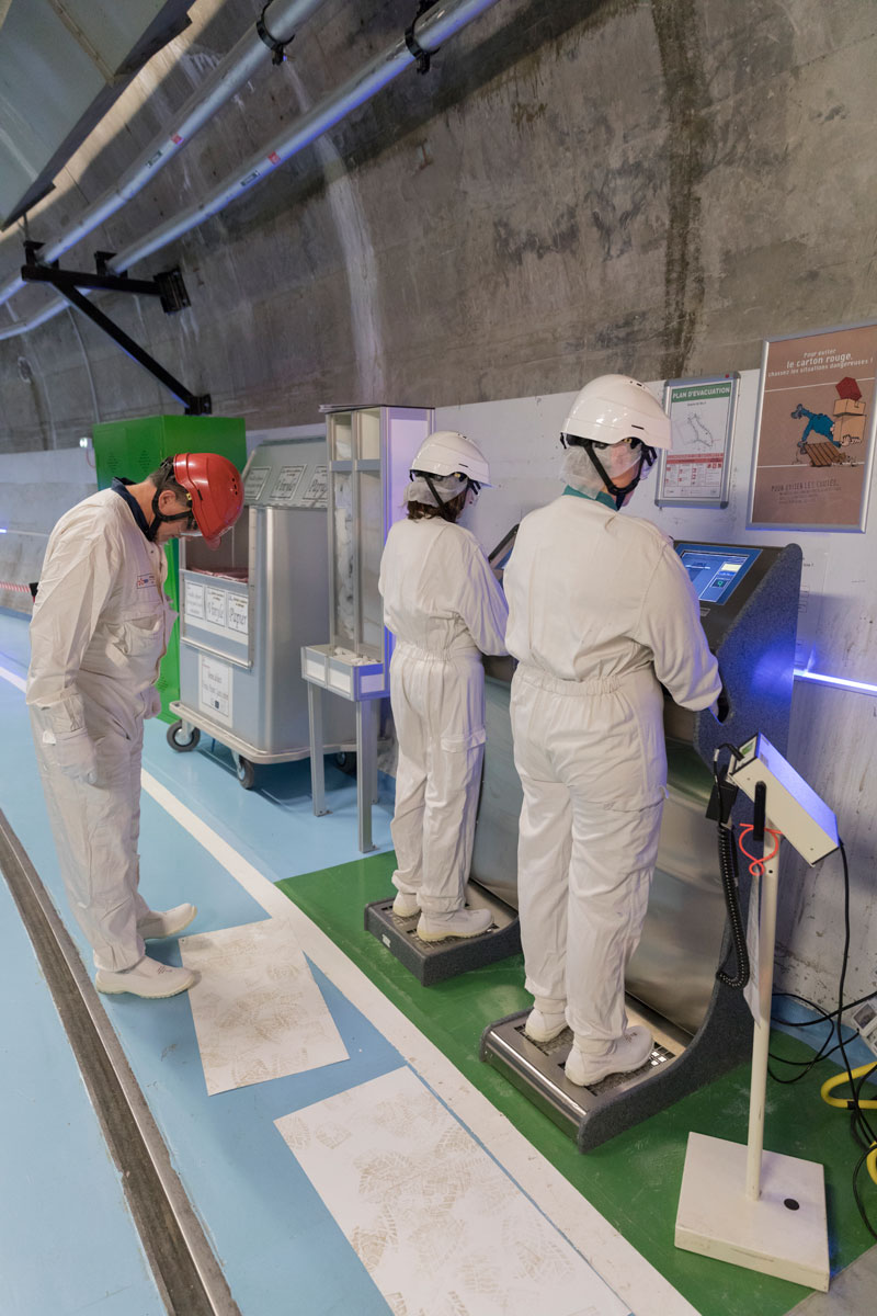 Contrôle de la contamination externe des mains et des pieds en sortie de zone contrôlée sur le chantier de démantèlement du réacteur EDF de Chooz A, dans les Ardennes
