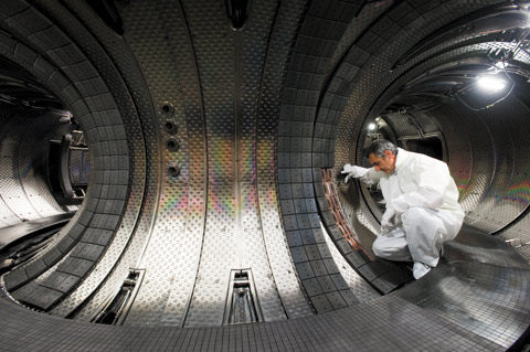 Vue de l'enceinte plasma de Tore Supra, tokamak en exploitation depuis 1988, où a été testée la supraconductivité des bobines © 