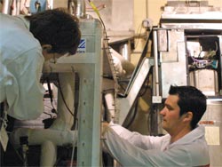 Deux chercheurs de l’IRSN étudient la chimie de l’iode dans un programme avec la NRC.©IRSN
